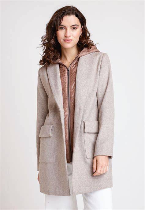 Mujer luciendo un chaquetón peacoat beige