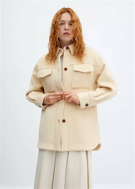 Mujer luciendo una sobrecamisa de lana beige