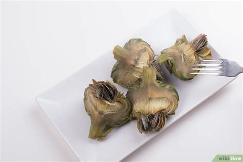 Alcachofas al vapor recién hechas con un toque de hierbas frescas