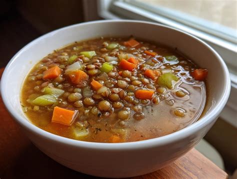 Plato de sopa de atún con lentejas y verduras