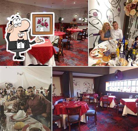 Interior del restaurante La Costilla Tejana con familias disfrutando