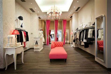 Interior de una boutique de moda con estilo exclusivo