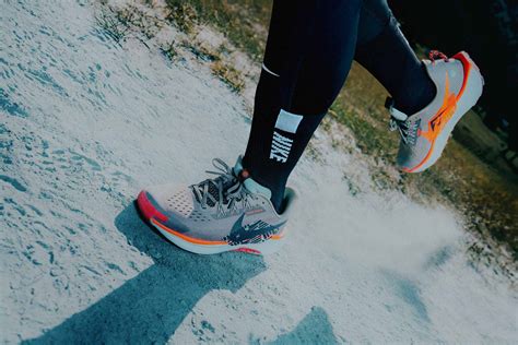 Mujer corriendo con zapatillas Nike color salmón