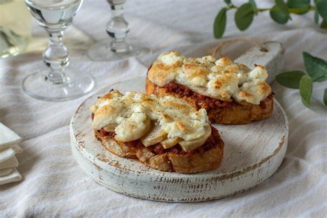 tostas terminadas gratinadas con queso dorado