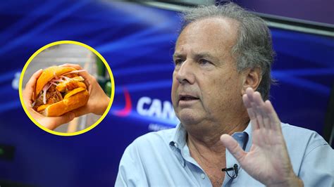Alfredo Barnechea en un mercado durante su campaña