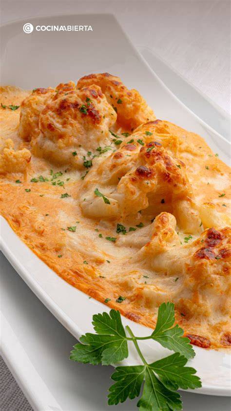 Coliflor gratinada con salsa cremosa de ajo y especias