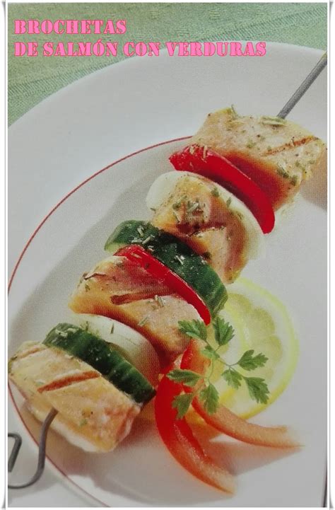 Brochetas de salmón marinando