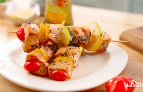 Brochetas de salmón y limón con gajos