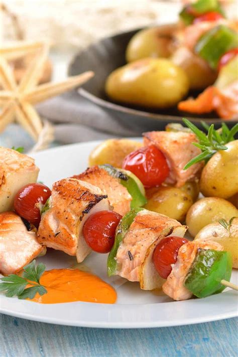 Brochetas de salmón y calabacín listas para servir