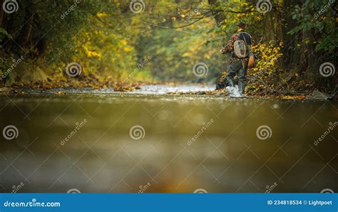 pescador veterano lanzando mosca en un río de montaña