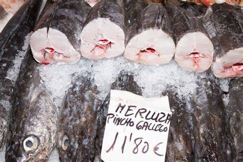 Selección de merluza fresca en mercado