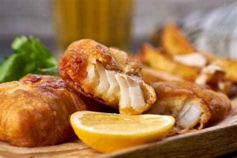 Merluza rebozada dorada y crujiente recién frita