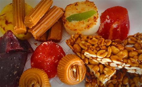 Mesa con variedad de dulces manchegos tradicionales
