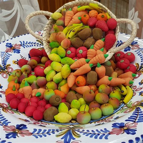Mazapanes con forma de figuritas en una bandeja