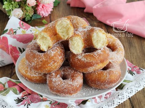 Rosquillas fritas recién hechas y azucaradas