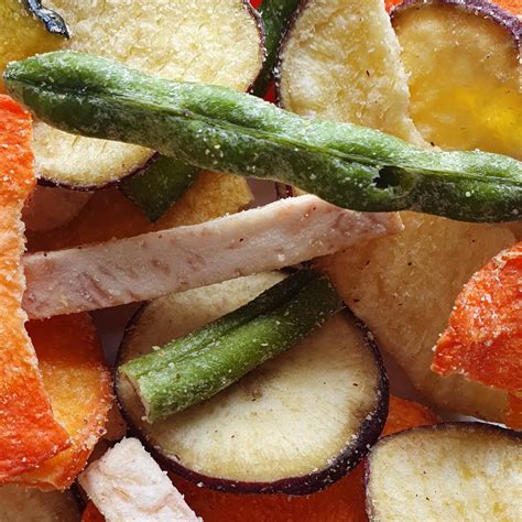 Chips de verduras variadas cocinándose en Moulinex Extra Crisp