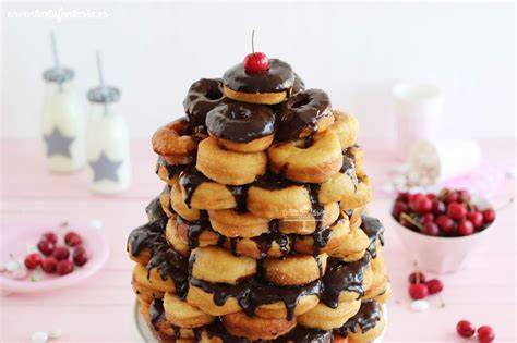 Tarta de donuts con glaseado y diferentes decoraciones