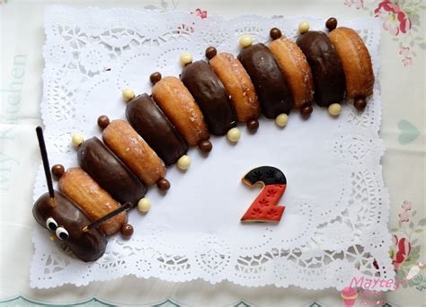 Gusano hecho con donuts de diferentes sabores y decoraciones