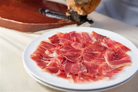 Plato de jamón cortado correctamente