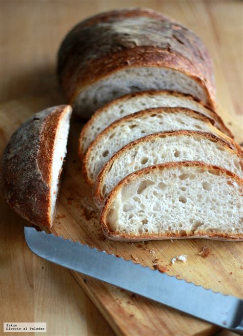 Panificadora y pan de hogaza recién hecho
