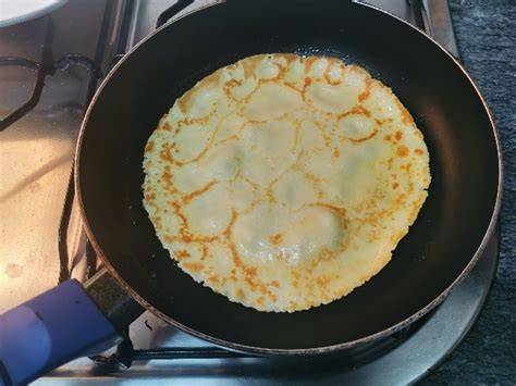 preparación de masa de crepes en sartén