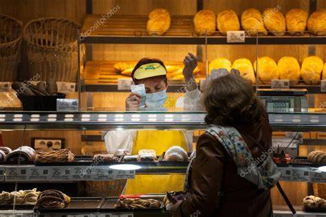 Empleadas amables de panadería sirviendo a clientes con una sonrisa