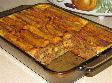 Pastel de plátano con carne recién horneado