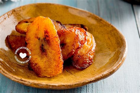 Plátanos maduros cortados en rebanadas y fritos
