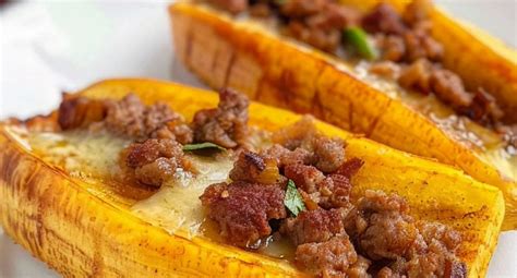 Capas de plátano, carne y queso en un molde
