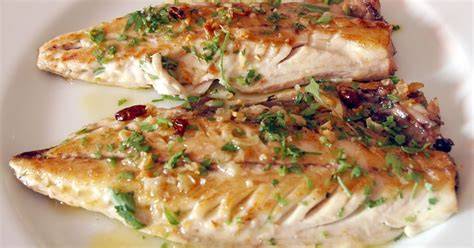 Salmonete horneado con refrito de ajos y guindilla