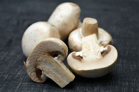 Limpieza y pelado de champiñones