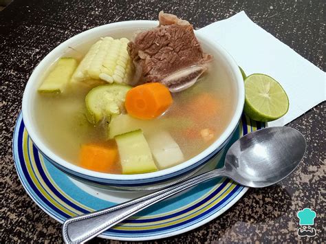 plato de caldo de carne con verduras ecuatoriano