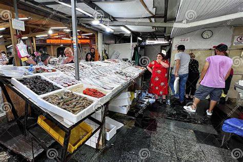 Interior de un mercado con puestos de marisco fresco