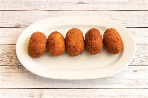 Bandeja de croquetas caseras de jamón