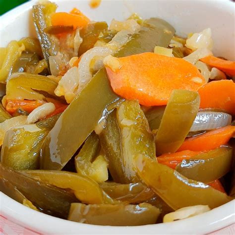 Ingredientes frescos para el escabeche: zanahoria, cebolla, ajo y especias