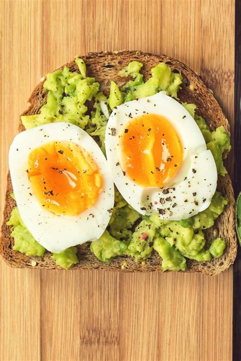 Tostada de aguacate con huevo y semillas