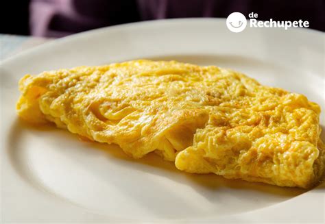 Tortilla francesa recién hecha sobre un plato