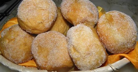 Bolas de fraile recién fritas y rebozadas en azúcar