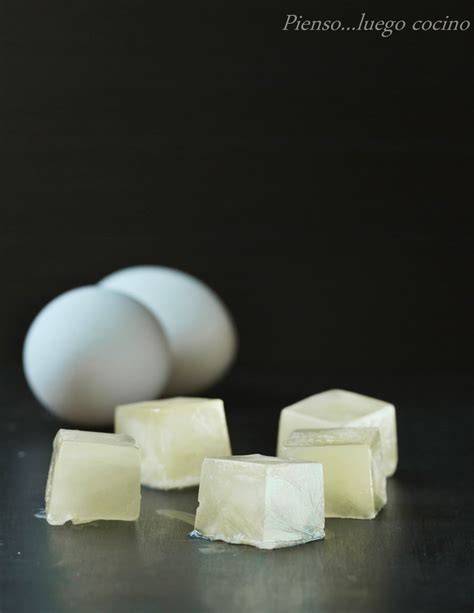 Claras de huevo congeladas en cubiteras