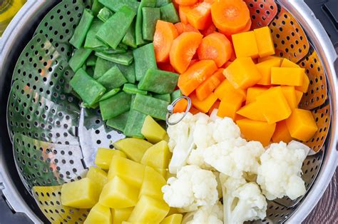 Verduras y merluza en una vaporera antes de cocinar