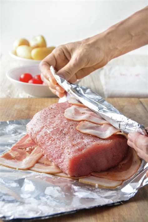 Proceso de sellado del lomo de cerdo en una sartén