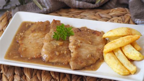 Lomo de cerdo cortado en filetes con salsa cremosa y guarnición