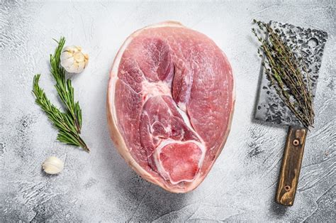 Codillo de cerdo crudo y cocido