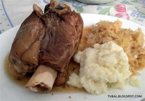 Presentación de codillo con puré de patatas y chucrut