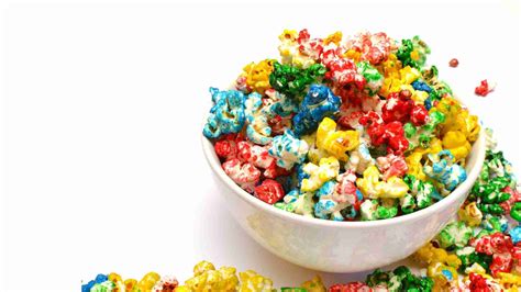 Recipiente con palomitas de colores brillantes y variados
