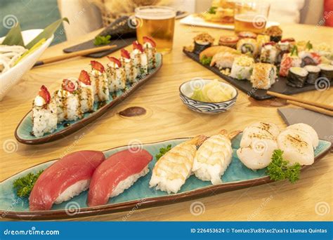 Platos de sushi variados