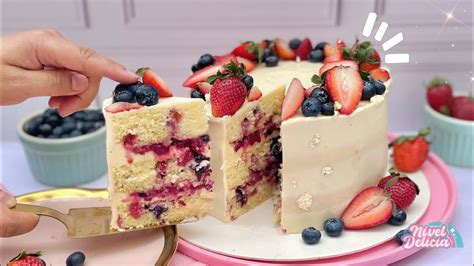 Pastel de chocolate blanco con frutos rojos en forma de corazón