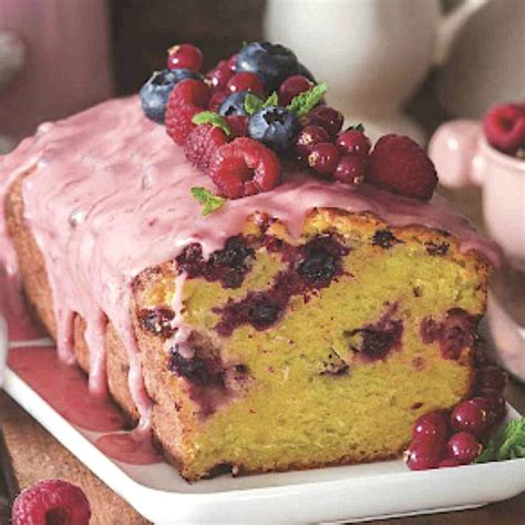 Capas de bizcocho y crema con frutos rojos