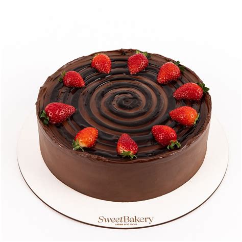 tarta de chocolate blanco decorada con fresas y arándanos en forma de corazón