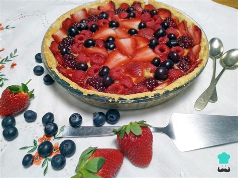 decoración final de la tarta con frutos rojos y flores frescas